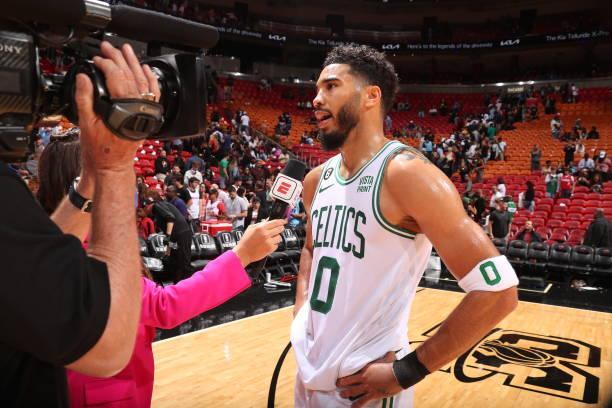 展现出更高 展现出更高